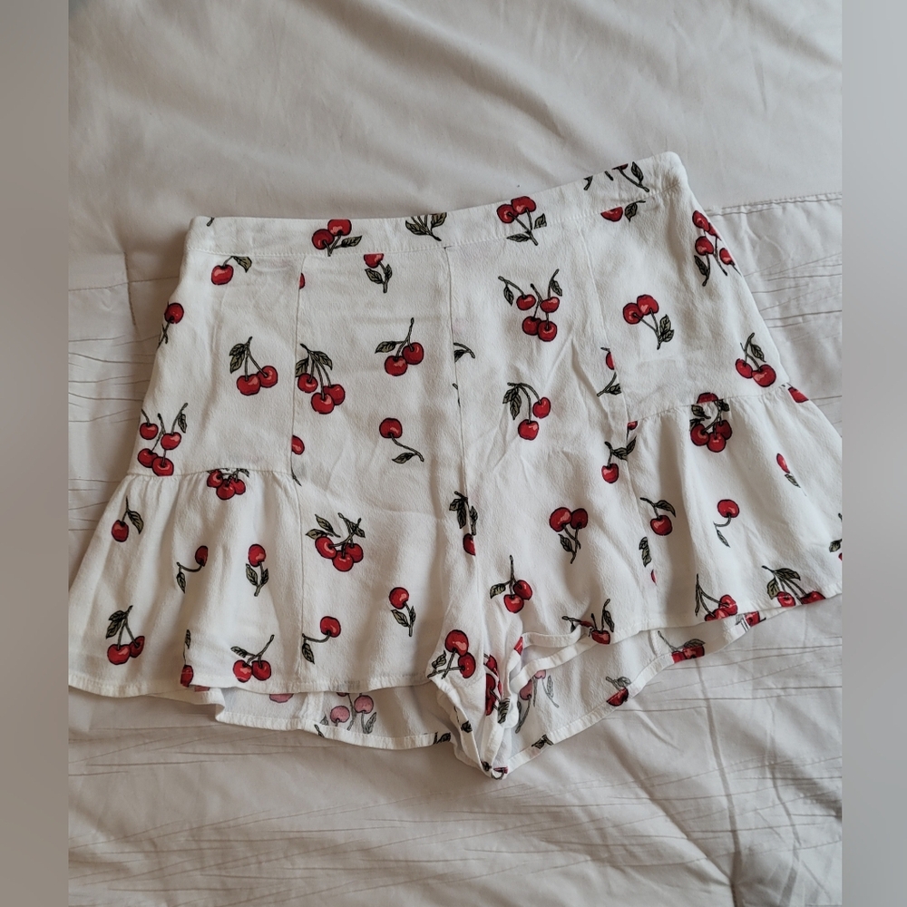 Cherry Print High waisted shorts 🖤 - Picture 3 of 5